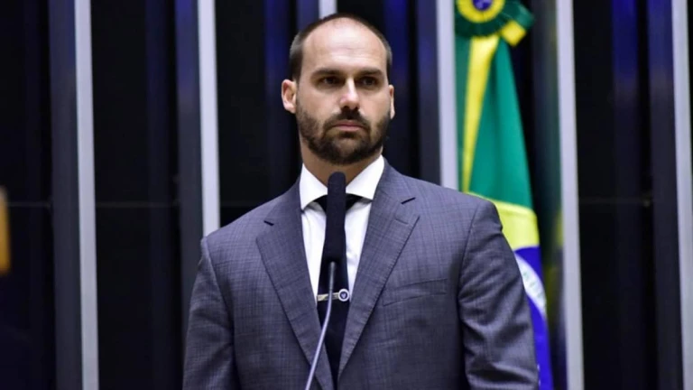 Eduardo Bolsonaro trabalhou apenas 72 dias em 2024